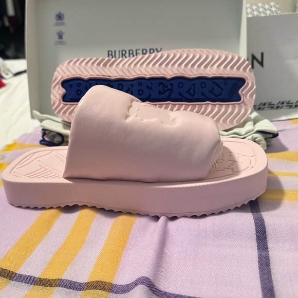 BURBERRY
Pink Leather Slides
Women’s EU 36 - Picture 3 of 14